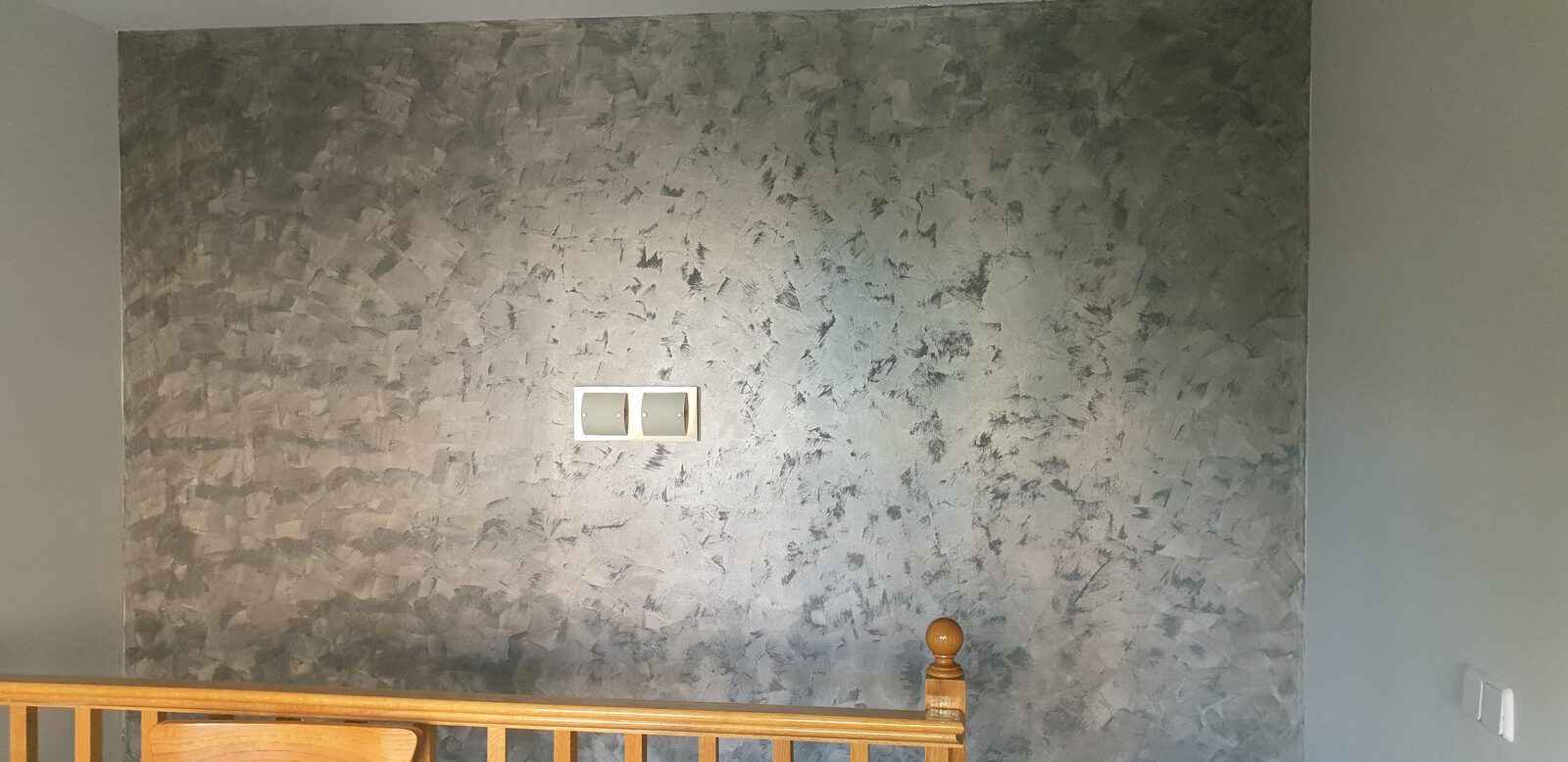 Estuco gris en pared de salón