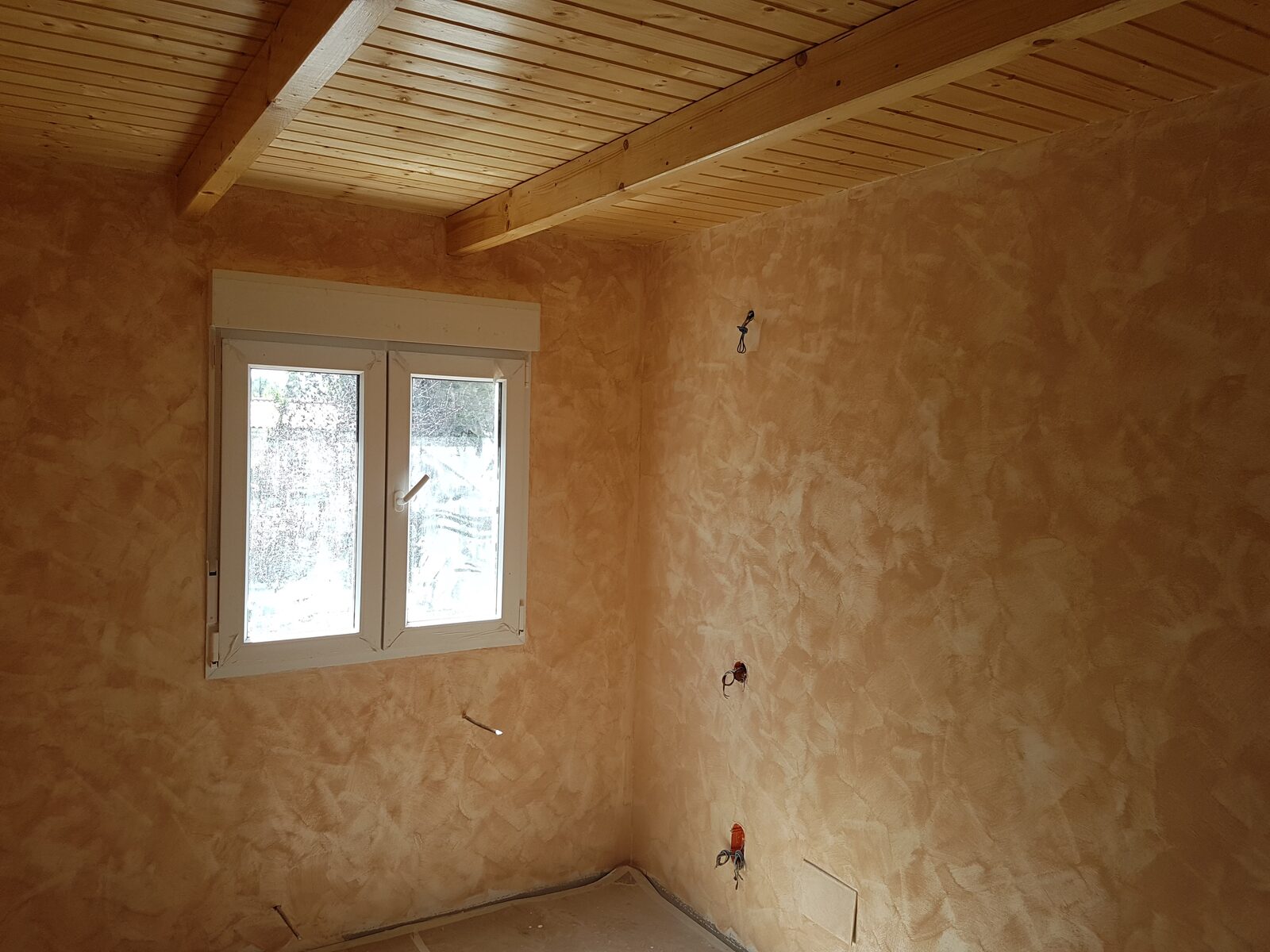 Acabado decorativo en pared y techo de madera